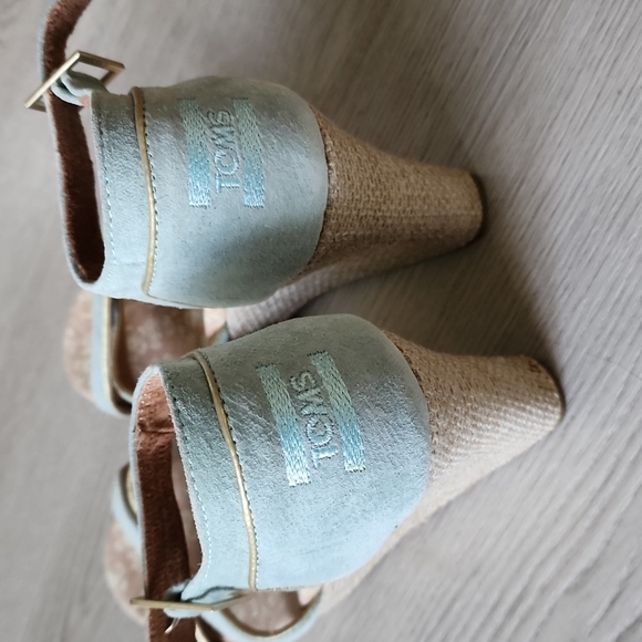 TOMS ESPADRILLES  Size 8 1/2 - Picture 4 of 5